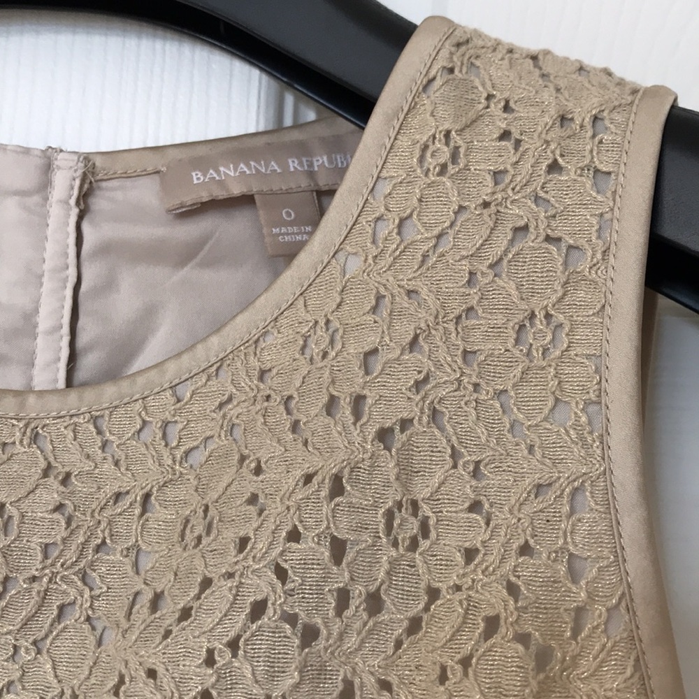 Banana Republic Metallic Lace Top Cream / Beige Exposed Back Zip; Lined; Sz 0